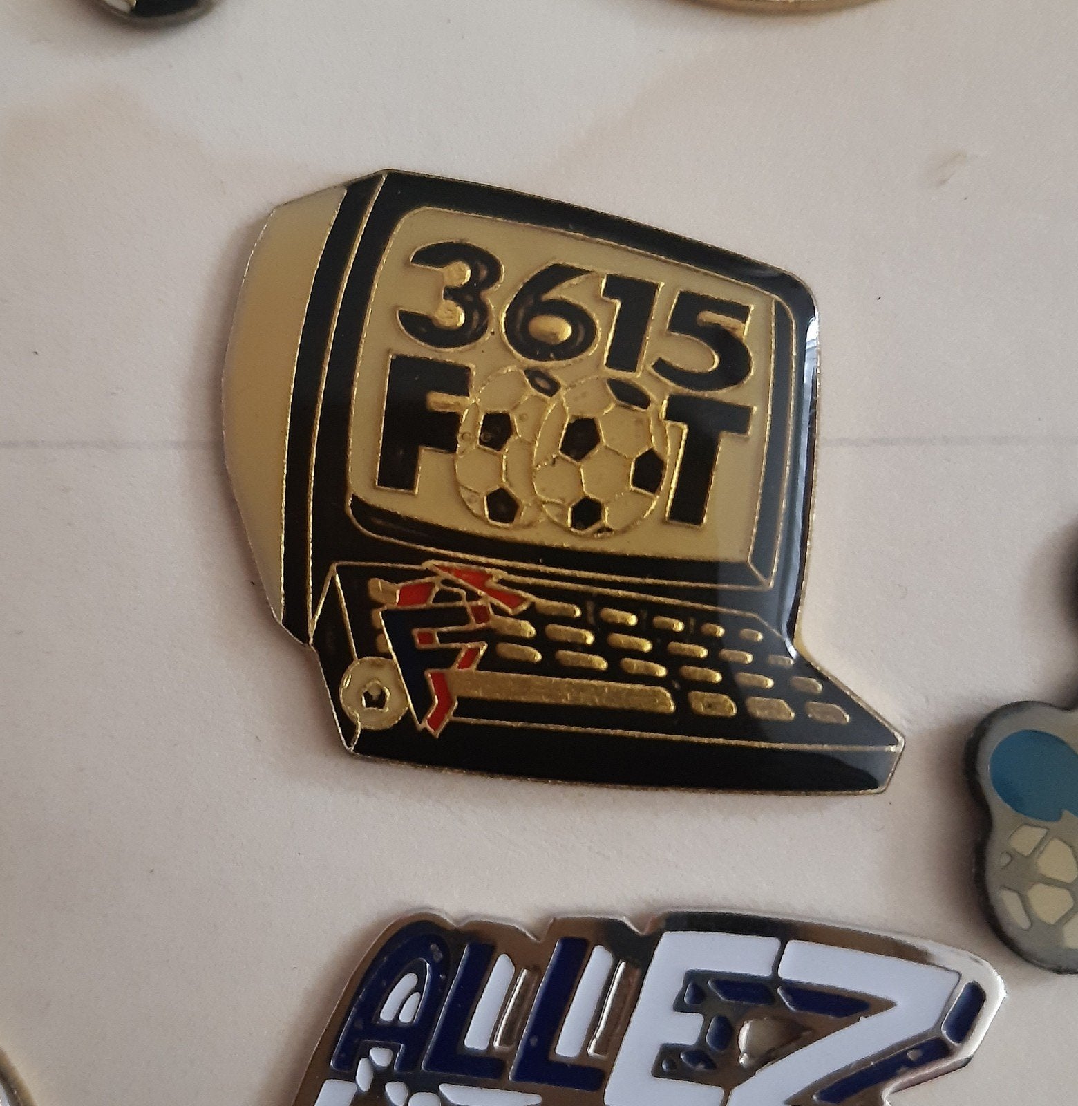 Pin 3615 Foot, Ophalen of Verzenden, Nieuw, Sport, Speldje of Pin