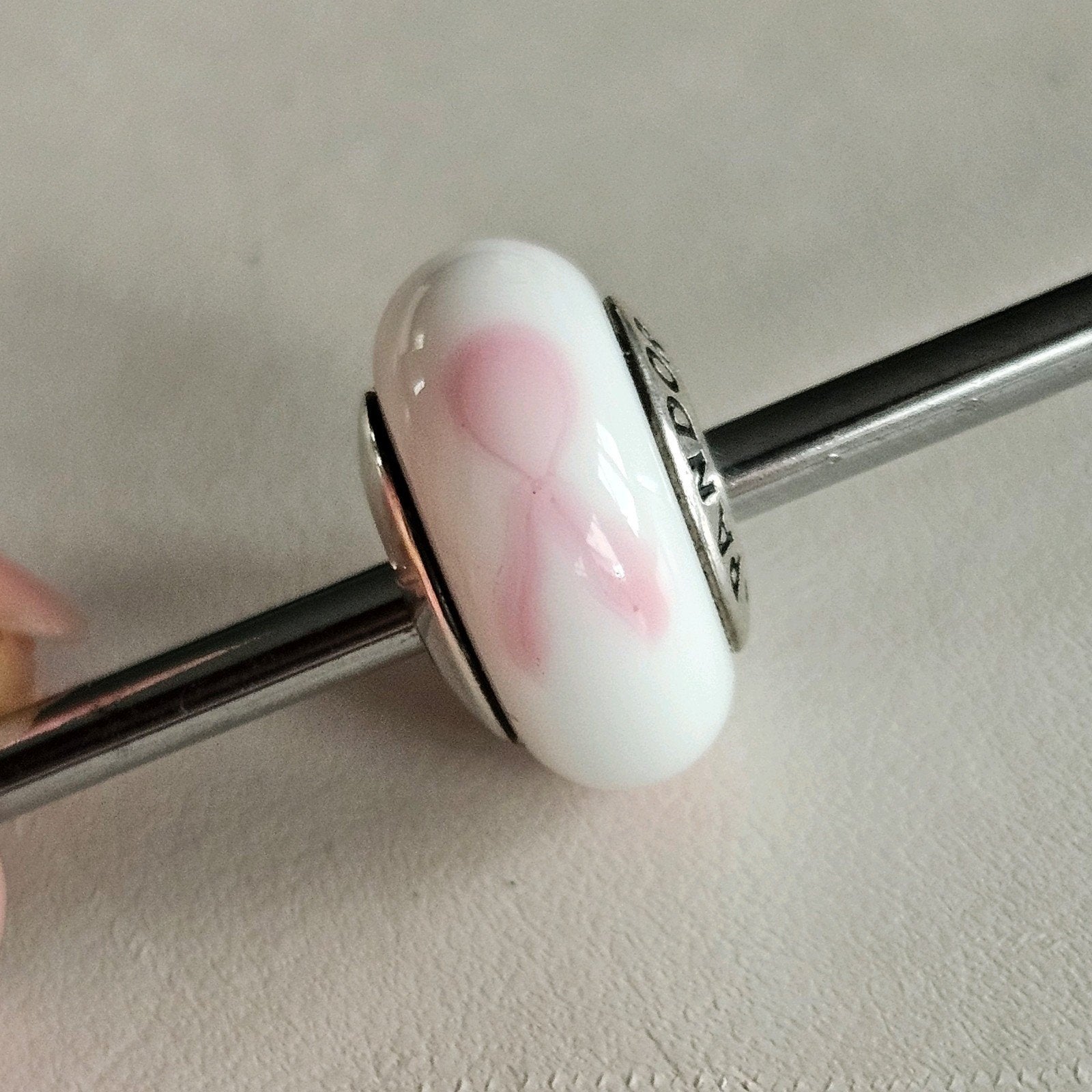 Pandora Pink Ribbon murano, Sieraden, Tassen en Uiterlijk, Bedels, Ophalen of Verzenden, Zo goed als nieuw, Zilver, Pandora