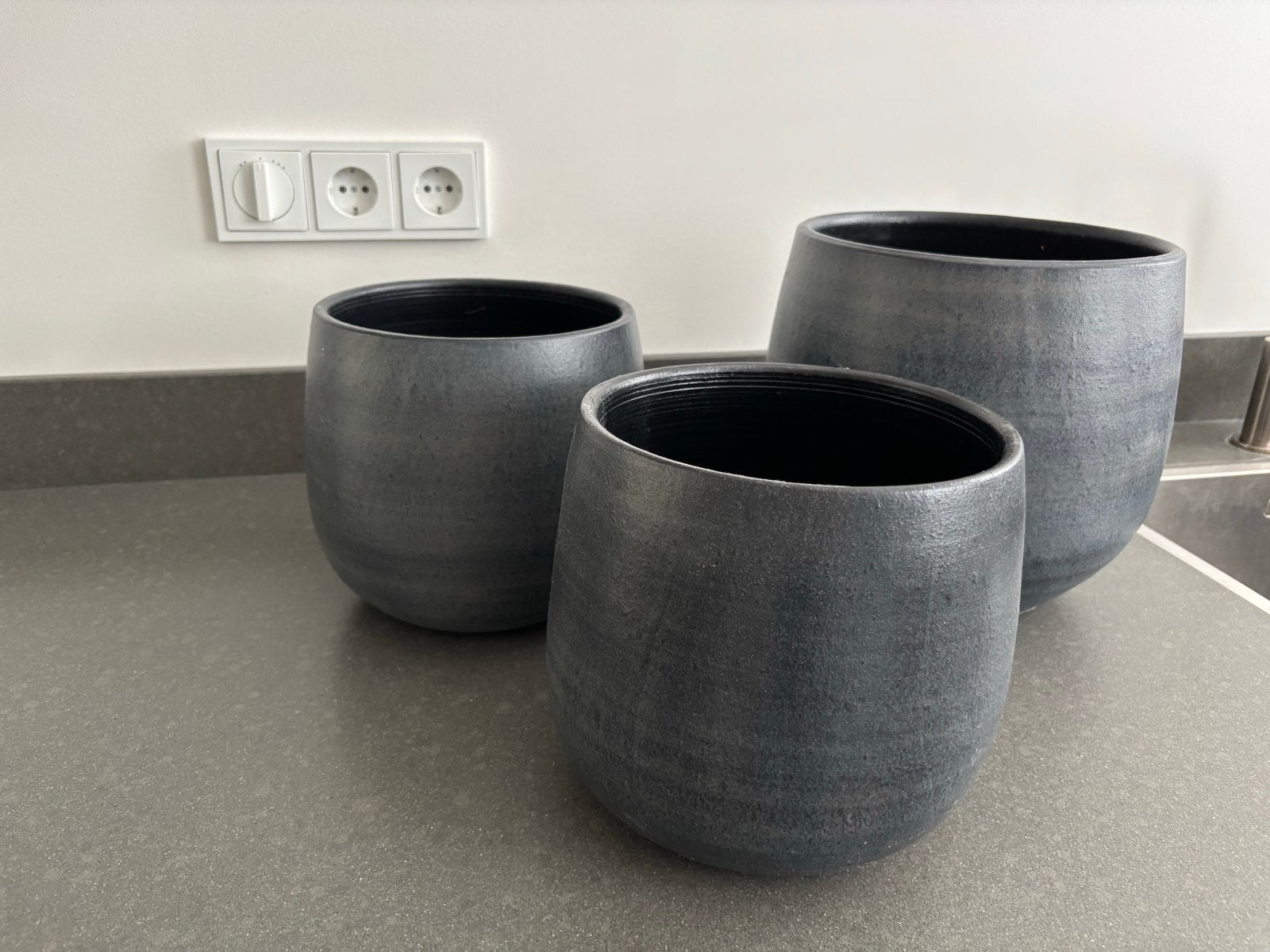 Set van 3 TS Collection Esra graphite bloempotten, Tuin en Terras, Bloempotten, 25 tot 40 cm, Overige materialen, Rond, Ophalen of Verzenden
