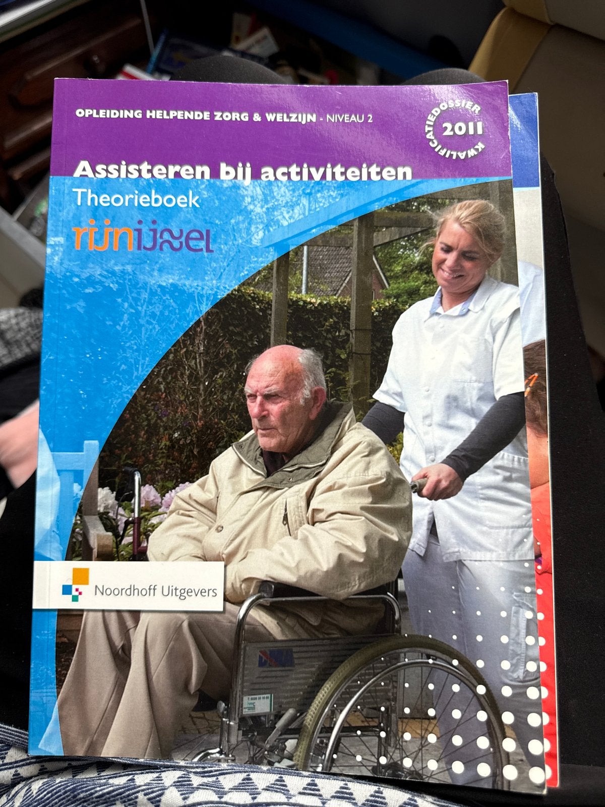 Theorieboeken Opleiding Helpende Zorg & Welzijn Niveau 2, Ophalen, Zo goed als nieuw, MBO