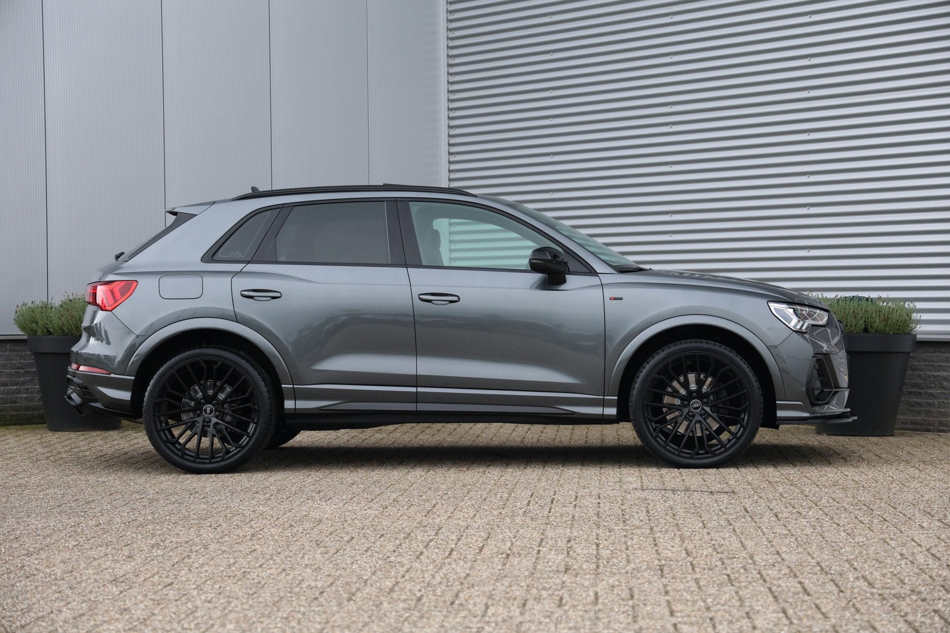 Audi Q3 45 TFSI e 245pk Competition S-Line Black Pano|360cam, Dealer onderhouden, Gebruikt, Leder en Stof, Hybride Elektrisch/Benzine
