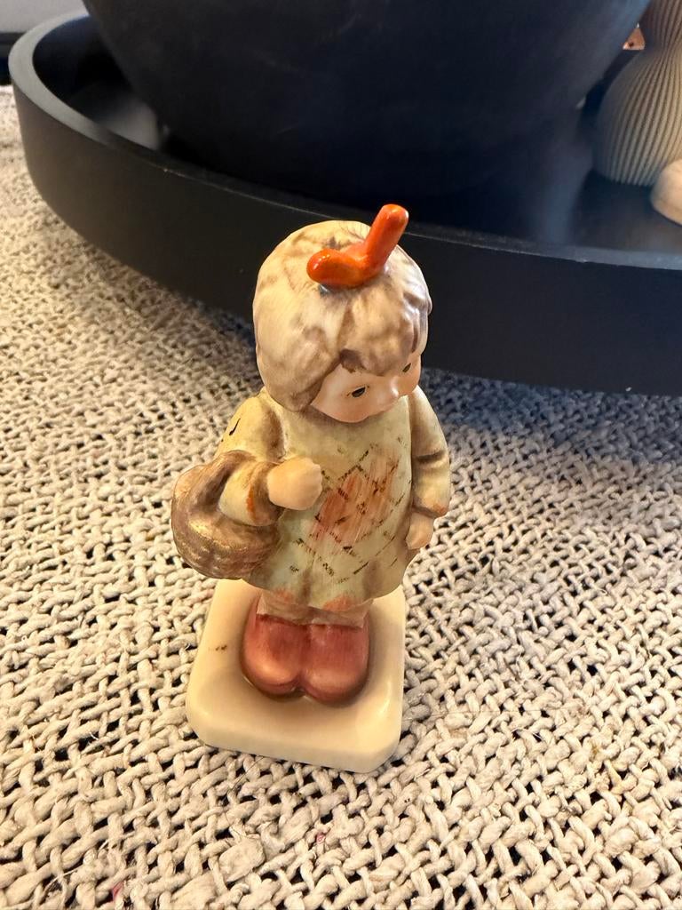 Goebel Hummel beeldje - Jongen met mandje en vogel, Ophalen, Gebruikt, Hummel