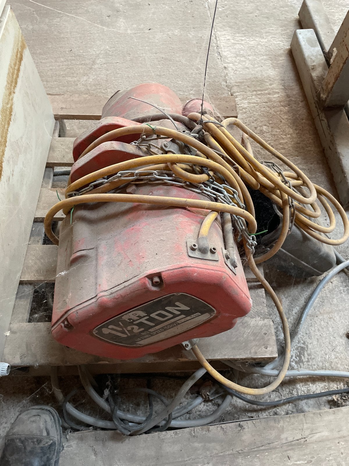 1.5 Ton Lier Krachtstroom met Afstandsbediening, Ophalen