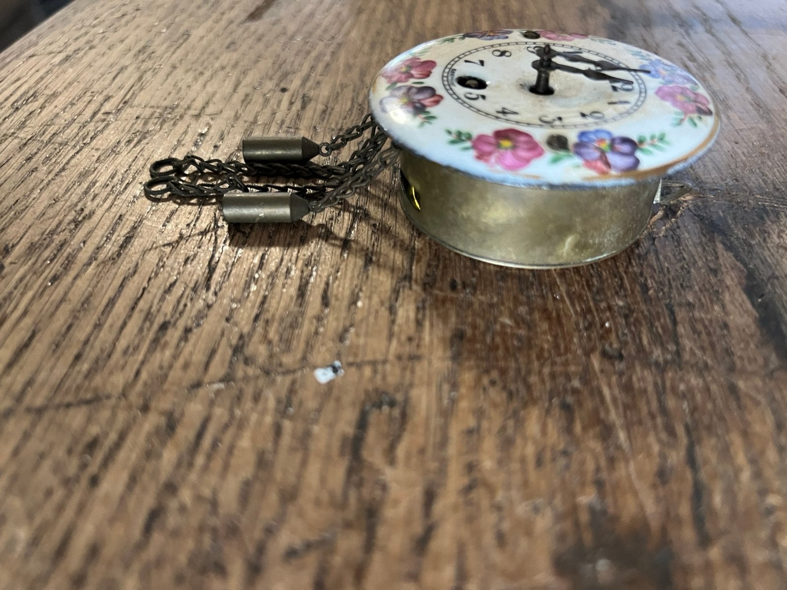 OUD  MINIATUUR WANDKLOKJE GEËMAILLEERD, Ophalen