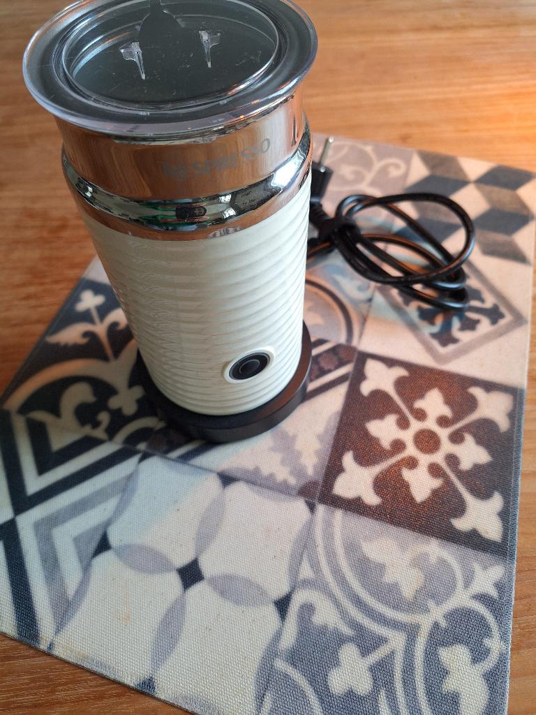 Nespresso Aeroccino 3 Melkopschuimer - Crème kleur, Ophalen of Verzenden, Zo goed als nieuw, Elektrische melkopschuimer