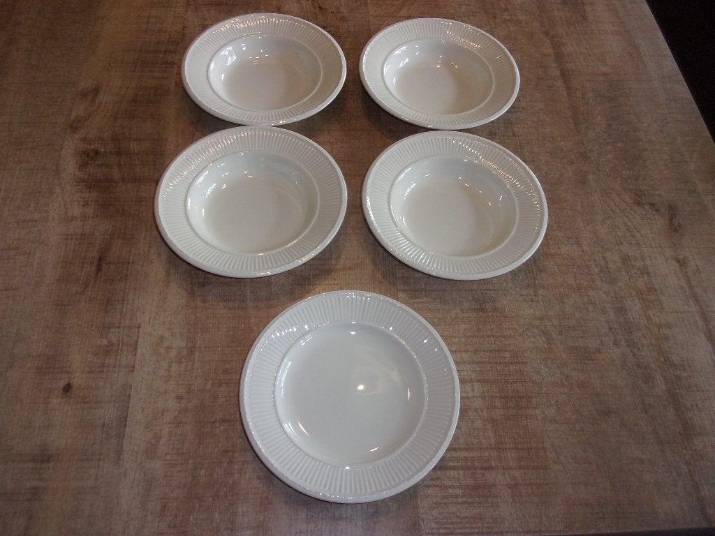 Wedgwood Edme 4 soepborden 1 ontbijtbord Queens Ware 20 cm, Klassiek, Ophalen of Verzenden, Zo goed als nieuw, Bord(en)