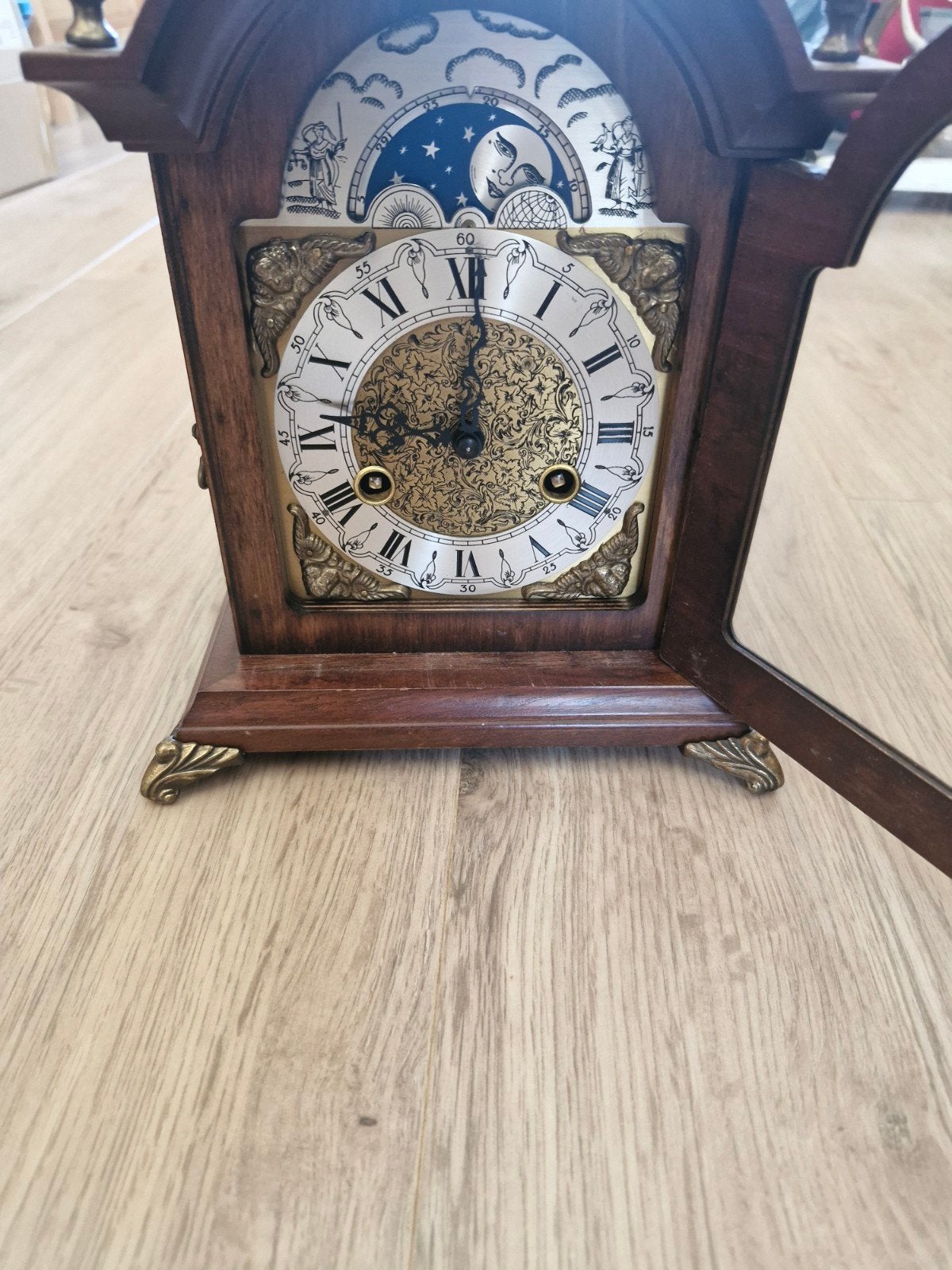 Een leuke tafelklok van wortelnotenhout., Antiek en Kunst, Ophalen of Verzenden