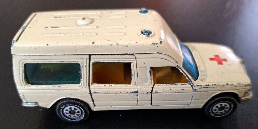 SIKU 1613 Mercedes Benz 200 Ambulance zonder brancard, Hobby en Vrije tijd, Ophalen of Verzenden, Gebruikt, Auto, SIKU