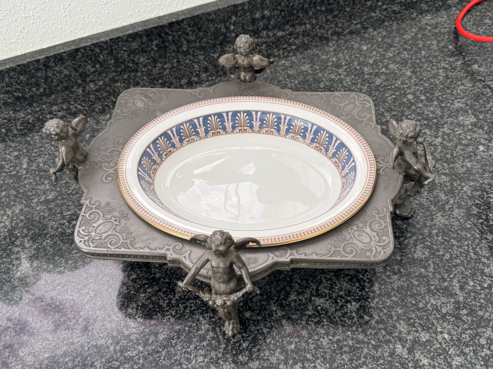 Antieke Wedgwood schaal met tinnen onderstel en engeltjes, Ophalen of Verzenden
