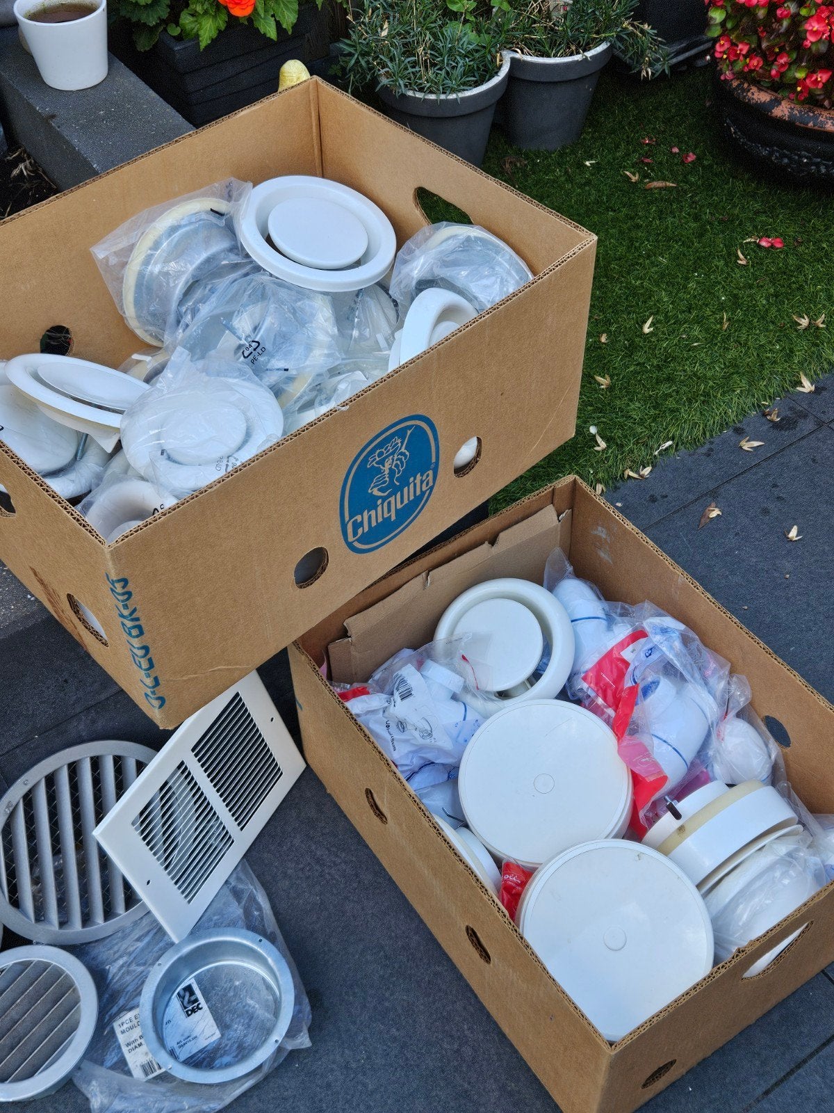 Ventilatie rozetten & afvoer sifons - 2 bananendozen vol, Ophalen of Verzenden, Gebruikt