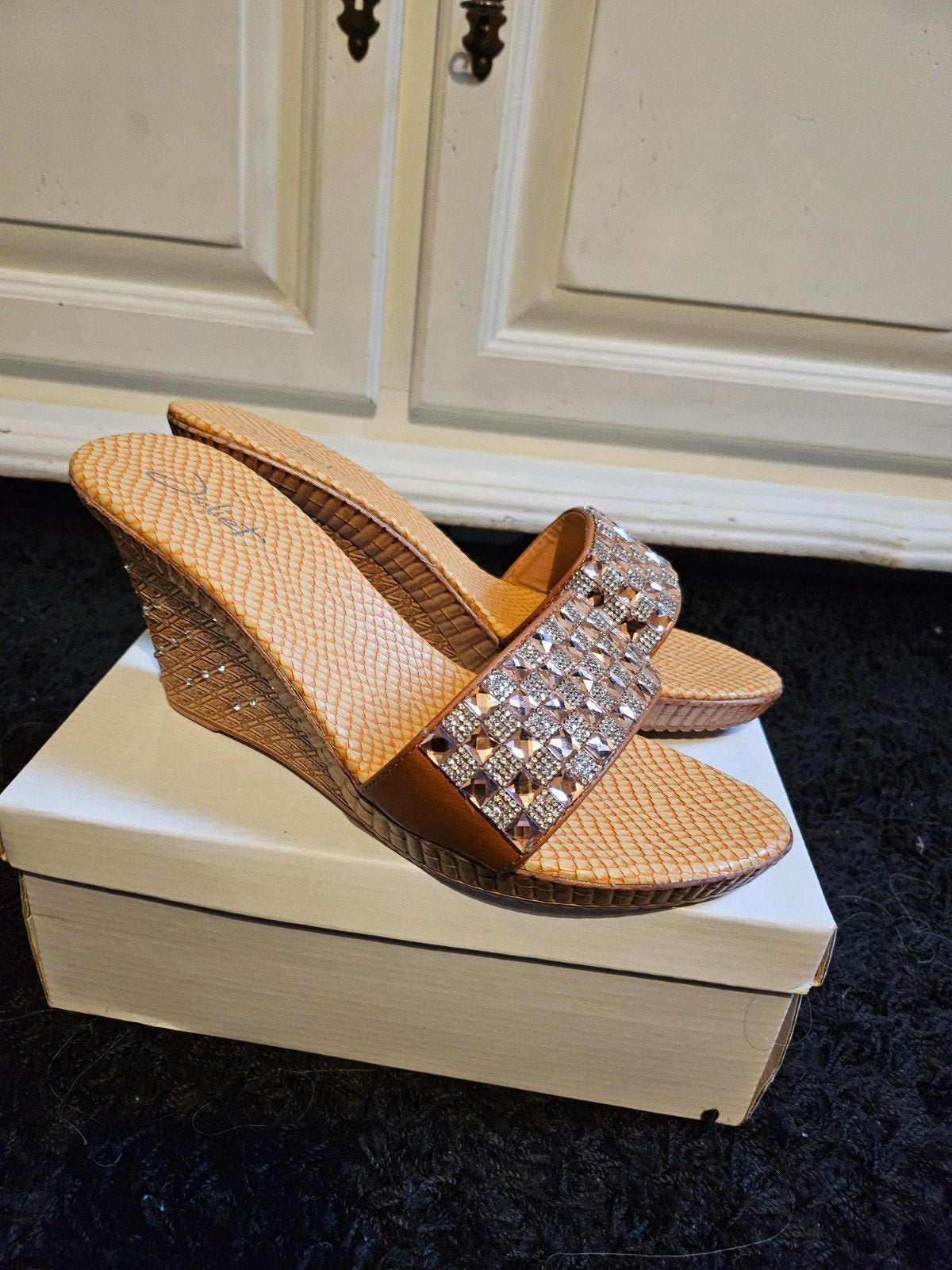 Slippers met sleehak en strass steentjes - Maat 41, Slippers, Bruin, Nieuw, Ophalen of Verzenden