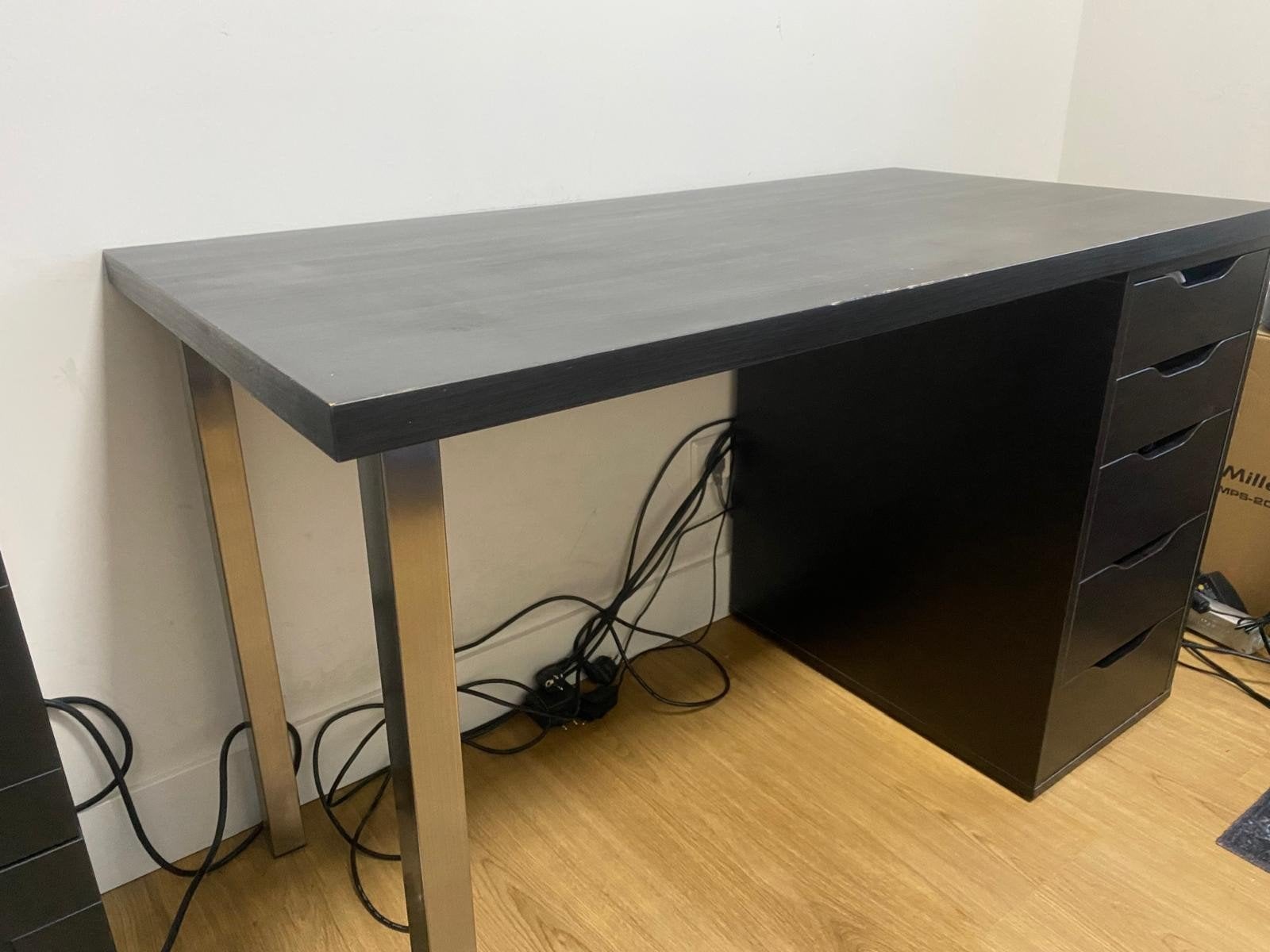Zwart bureau met lades en metalen poten, Gebruikt, Spaanplaat of MDF, Ophalen of Verzenden, Overige merken