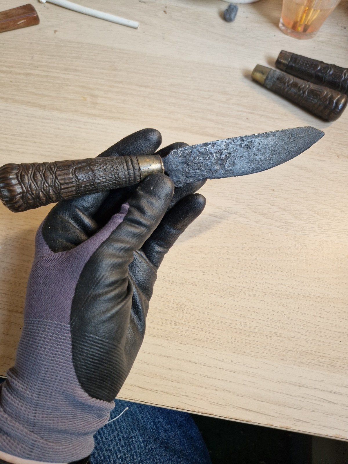 Antiek mes, 17e-18e eeuw, met bewerkt houten handvat [1], Ophalen of Verzenden