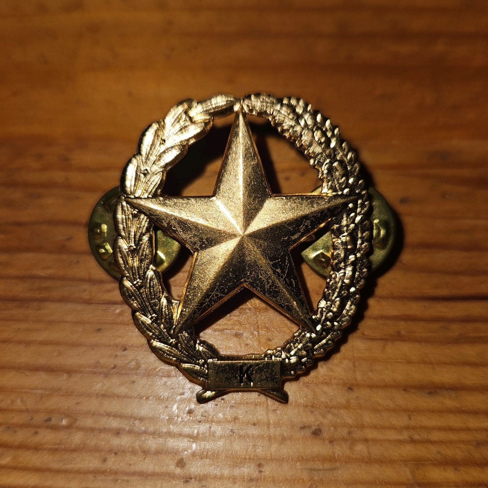 Schuttersembleem Karabijn, Ophalen of Verzenden, Landmacht, Nederland, Embleem of Badge