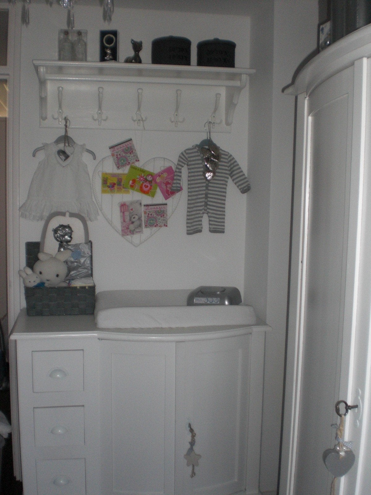 Prachtige witte kinderkamer: commode en kledingkast, Ophalen, Gebruikt, 50 tot 70 cm, 105 cm of meer