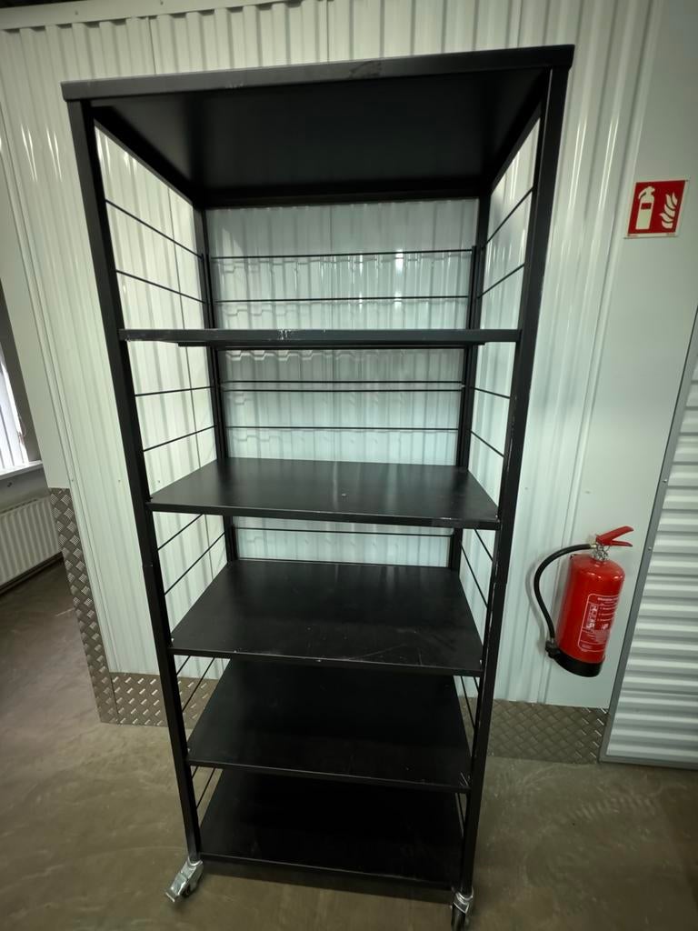 Zwart metalen rolkast met 5 planken en wielen, Ophalen of Verzenden, Gebruikt