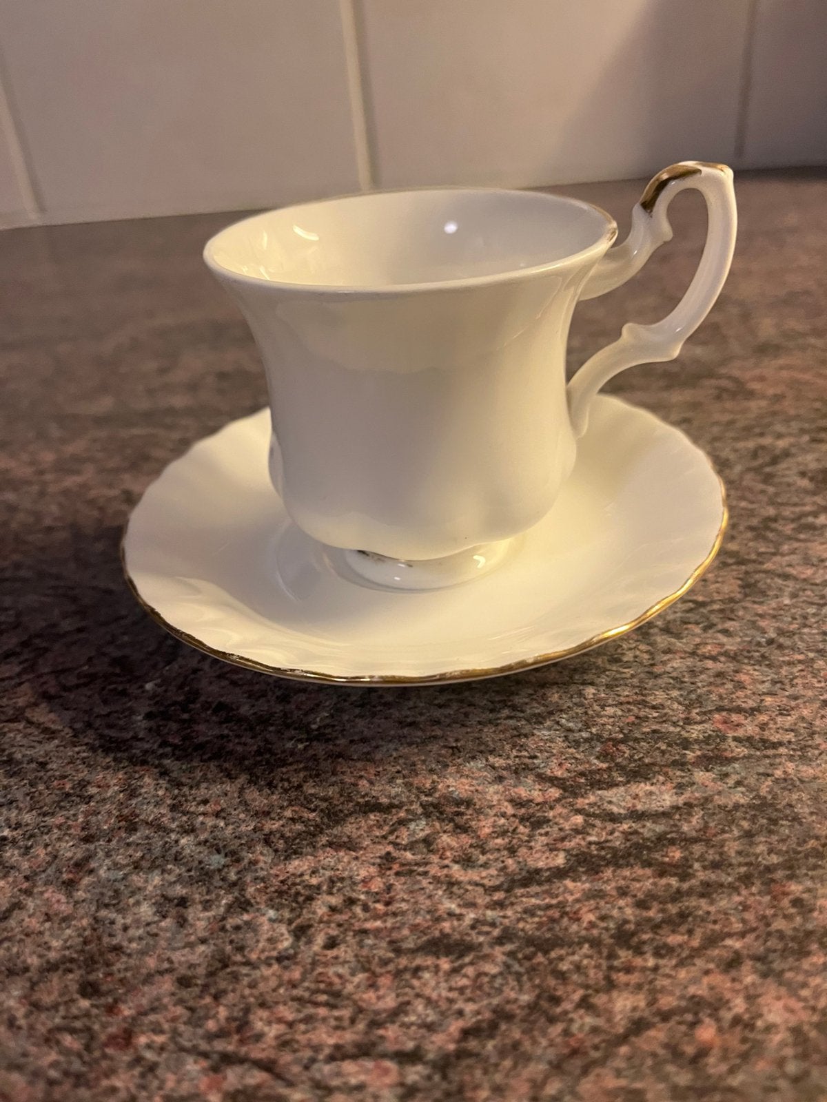 Royal Albert. Val d’or. Dames kop en schotel, Ophalen of Verzenden, Zo goed als nieuw, Porselein, Kop en/of schotel