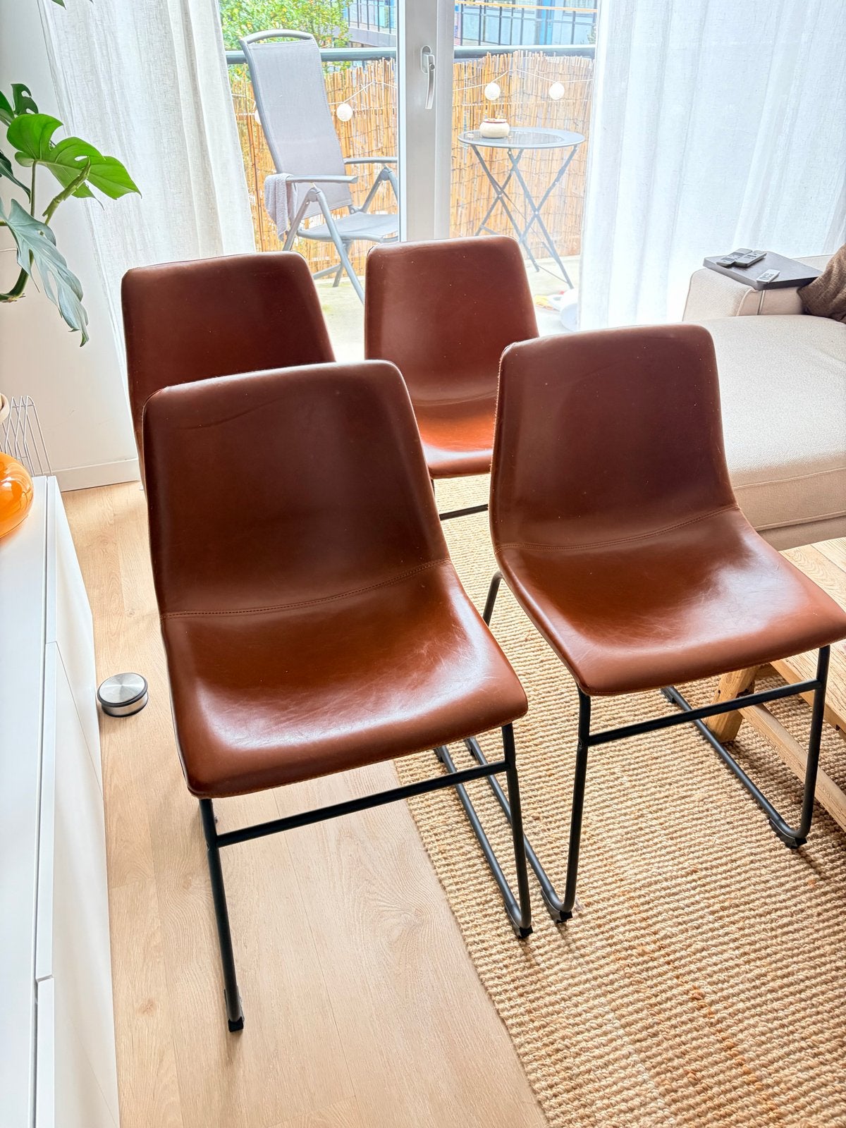 Set van 4 camel bruine stoelen met lichte kattenkrassen, Huis en Inrichting, Ophalen, Gebruikt, Bruin, Leer
