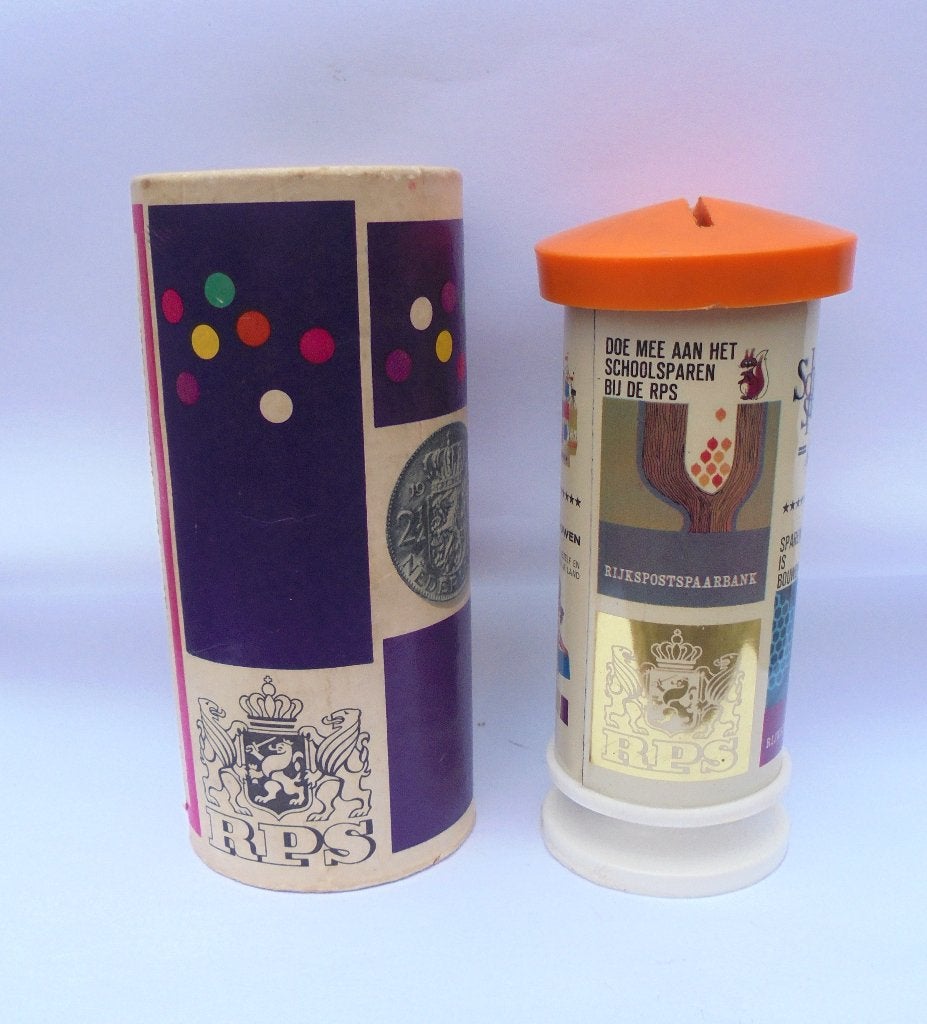 Vintage spaarpot Rijkspostspaarbank + originele verzendkoker, Verzamelen, Spaarpotten, Ophalen of Verzenden, Gebruikt, Metaal of Blik