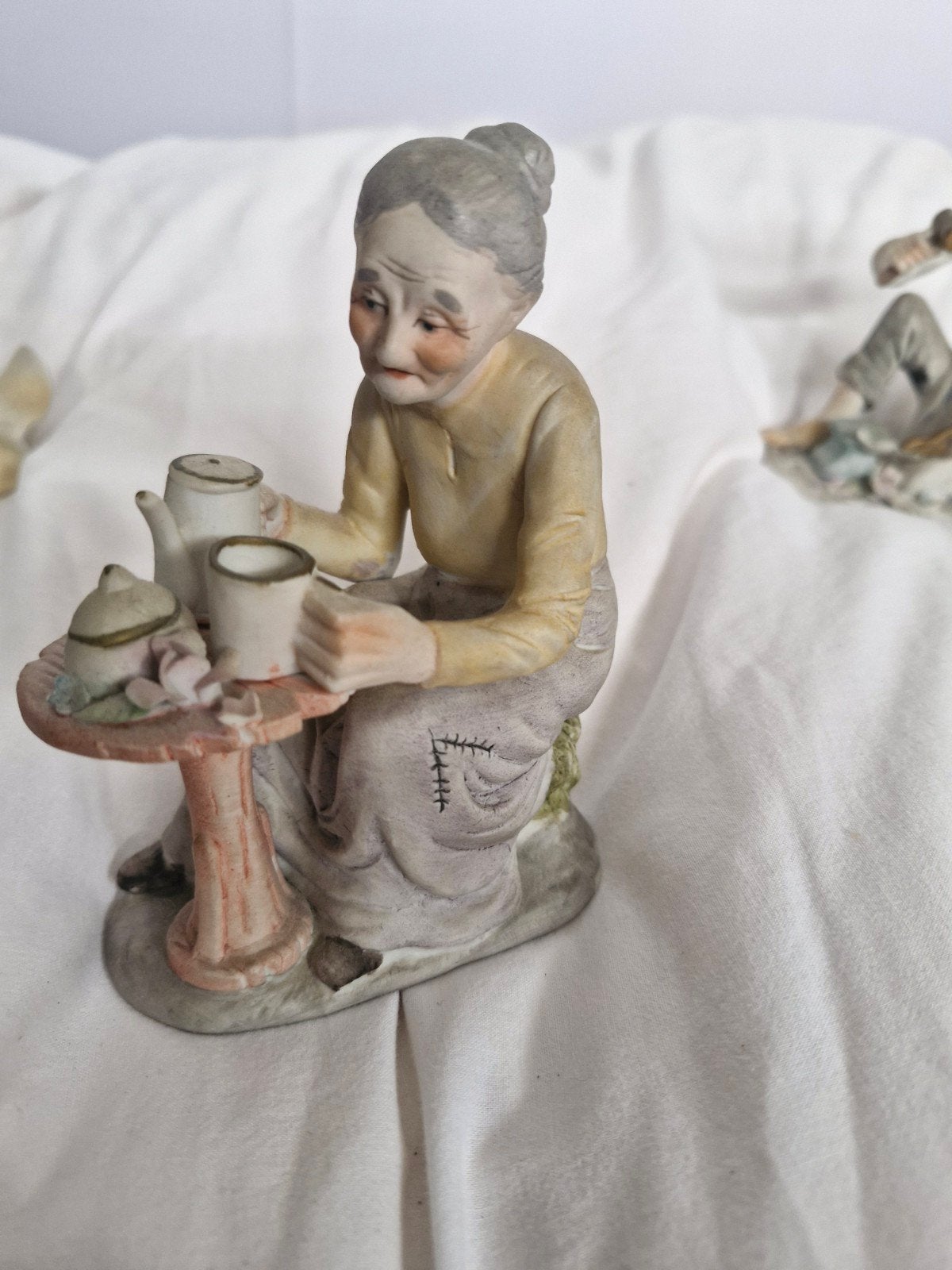 Ardco Fine Quality beeldje van theedrinkende vrouw, Antiek en Kunst, Kunst | Beelden en Houtsnijwerken, Minder dan 20 cm, Ophalen of Verzenden