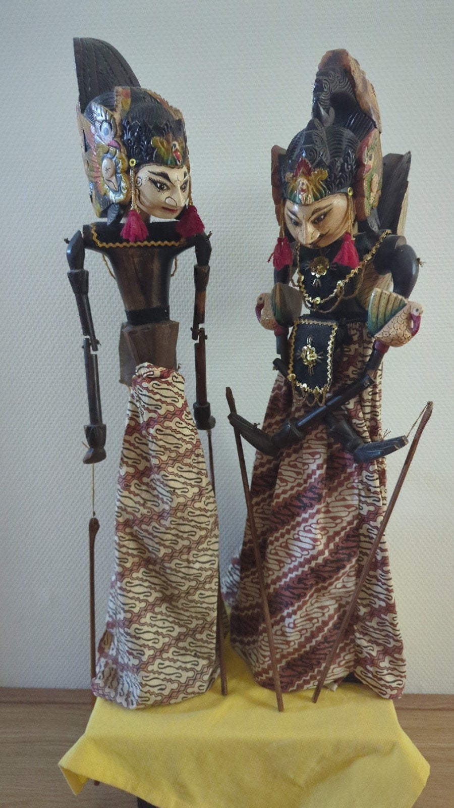 Set van 2 Wayang Golek poppen - Indonesische stokpoppen, Verzamelen, Poppen, Ophalen, Gebruikt, Overige typen