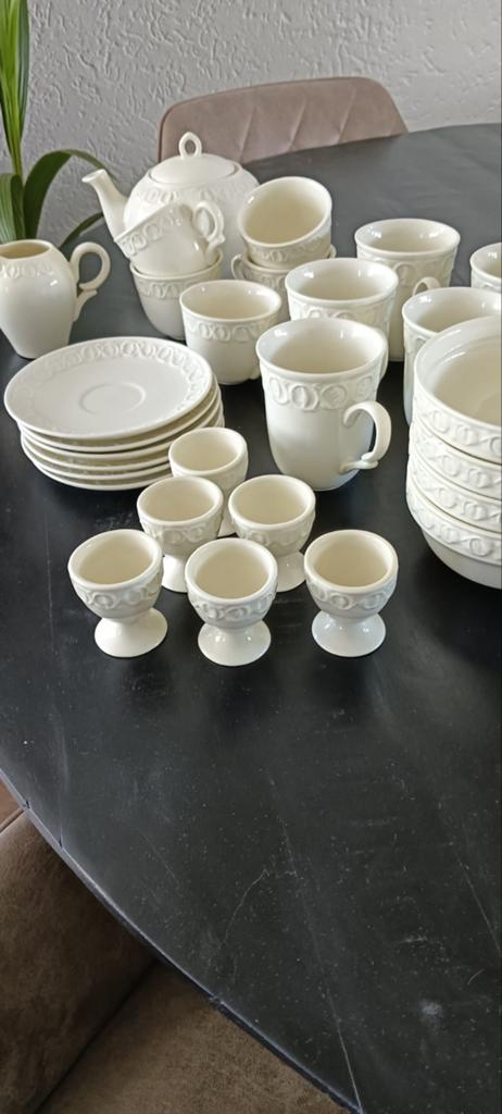 Creme Servies Set - Theepot, Kopjes, Kommen, Eierdopjes, Ophalen