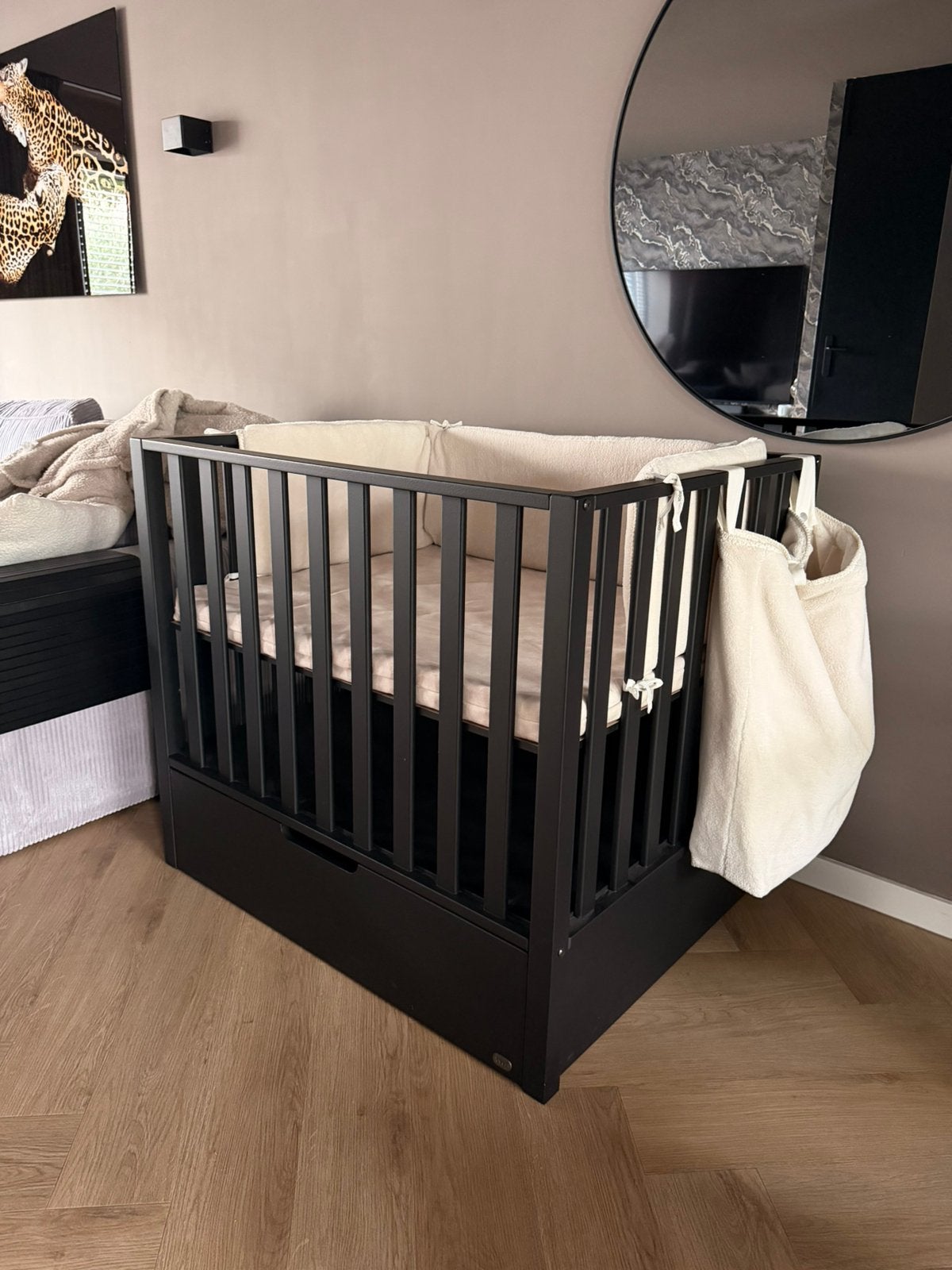 Complete zwarte box met matras + Koeka & Kidsmill hoes, Kinderen en Baby's, Boxen, Ophalen, Zo goed als nieuw, Rechthoekig, Lade