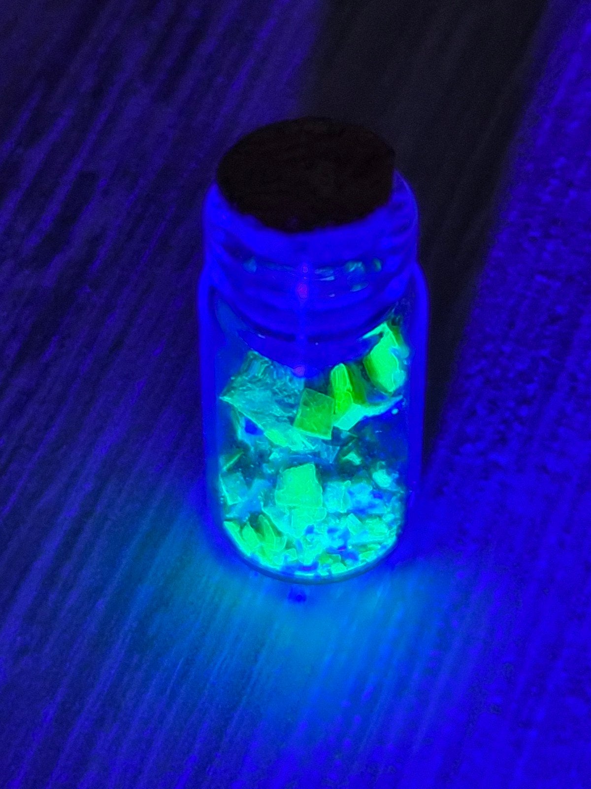 flesje met autuniet (uranium), Verzamelen, Mineralen en Fossielen, Ophalen of Verzenden, Mineraal