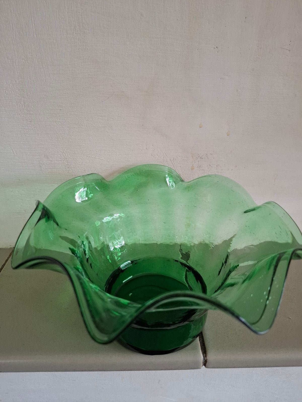 Groene glazen schaal met golvende rand, Ophalen of Verzenden