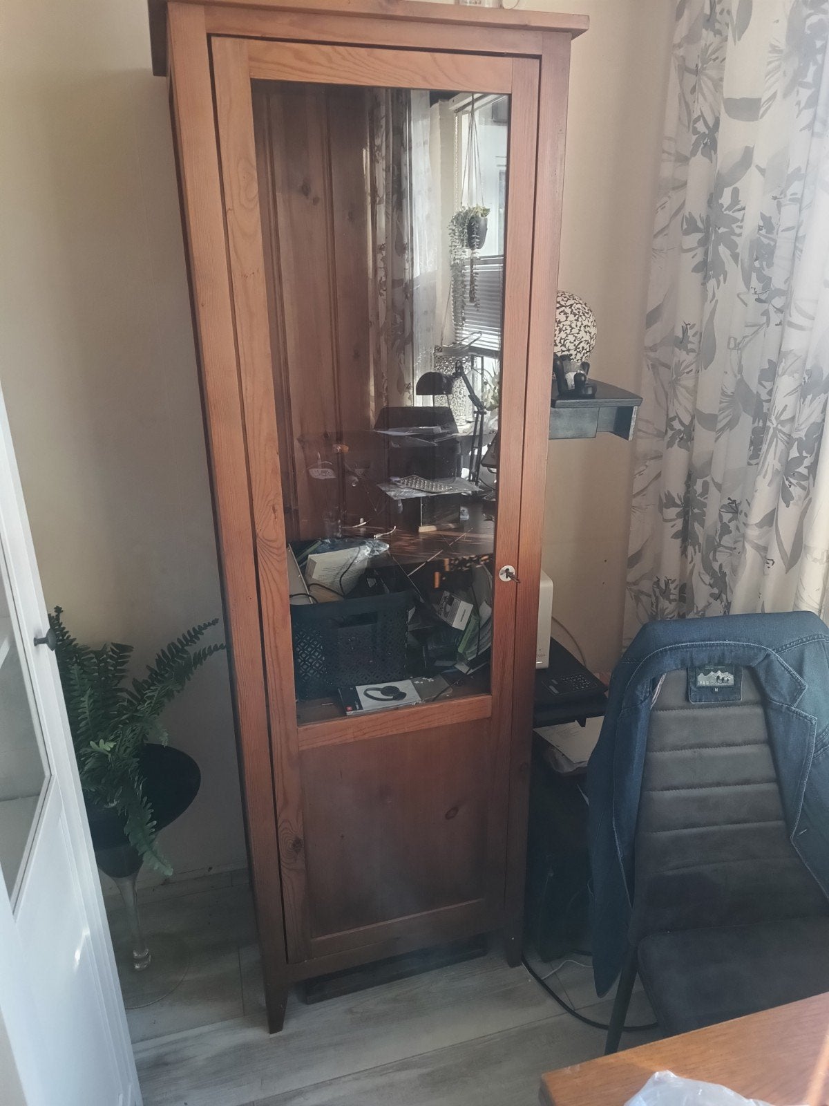 2 Houten vitrinekast met glazen deur en planken, Ophalen, Overige houtsoorten, 50 tot 100 cm, Klassiek, Landelijk
