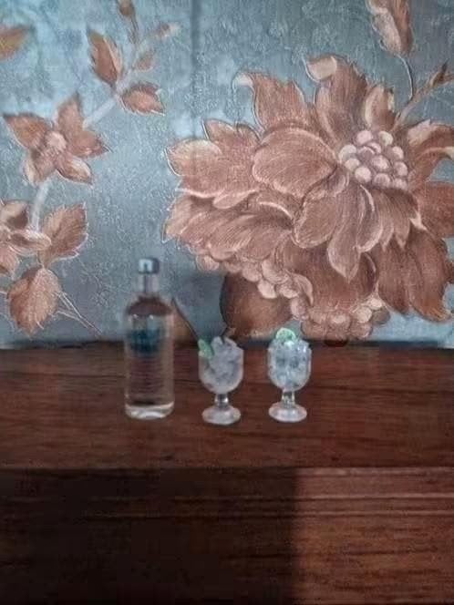 Poppenhuis Miniatuur Fles Sterke Drank met 2 Glazen, Ophalen of Verzenden, Nieuw