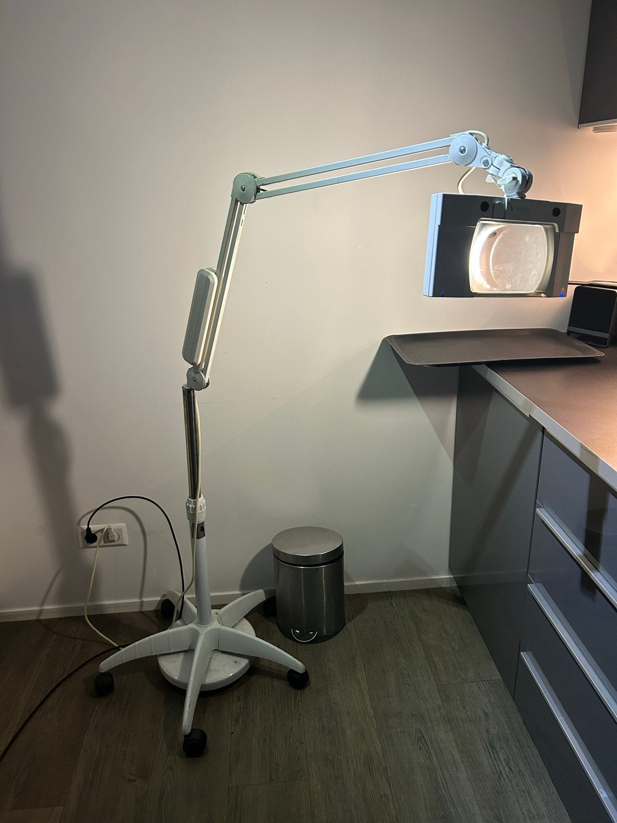 Verstelbare en verrijdbare loeplamp met marmeren voet, Hobby en Vrije tijd, Vergrootglazen, Loepen en Loeplampen, Ophalen, Gebruikt