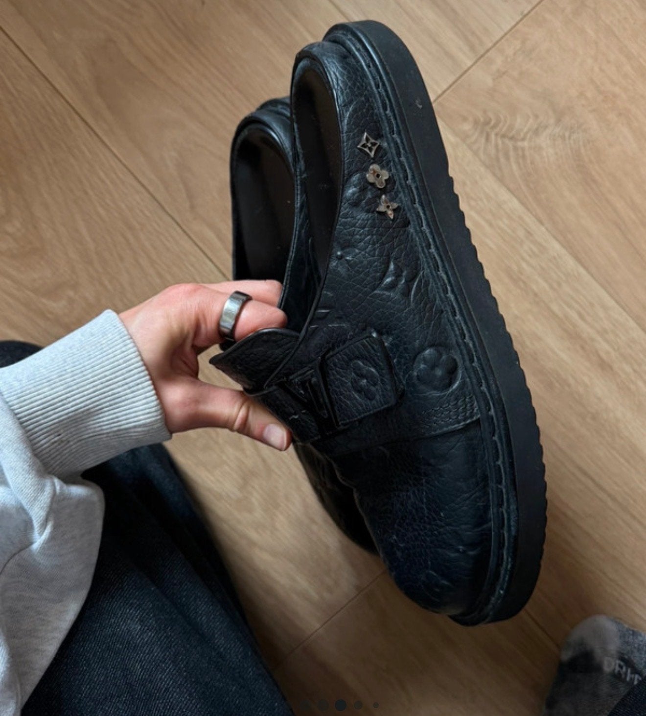 Louis Vuitton slippers Instappers Zwart Leer Maat 41, Ophalen of Verzenden, Gedragen, Zwart, Instappers