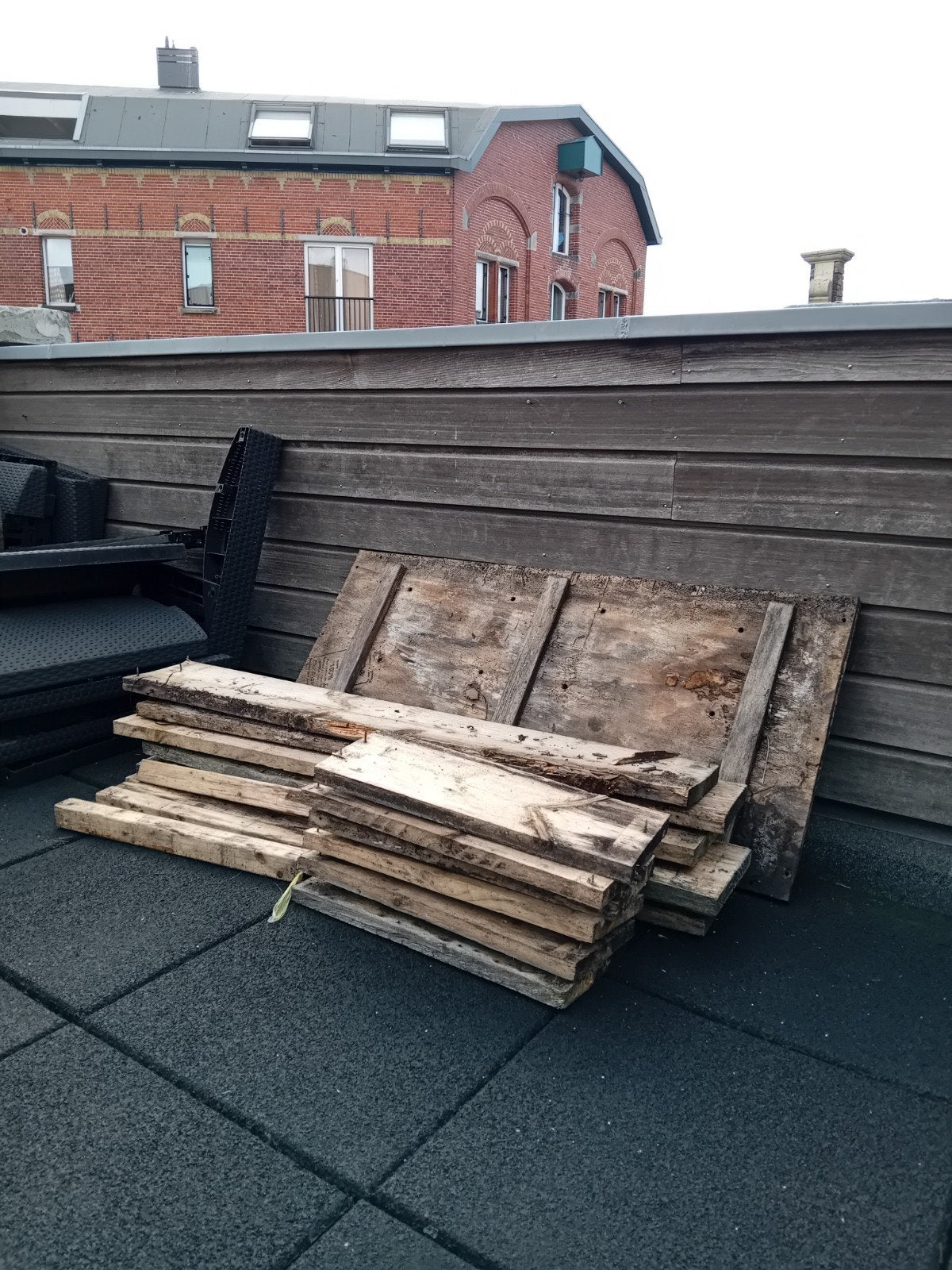 Gratis brandhout - diverse planken met schroeven, Tuin en Terras, Haardhout, Minder dan 3 m³, Ophalen, Overige houtsoorten, Blokken