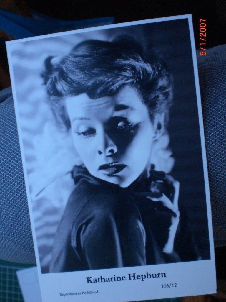 kaart Katherine Hepburn, Ophalen of Verzenden, 1980 tot heden, Ongelopen, Sterren en Beroemdheden