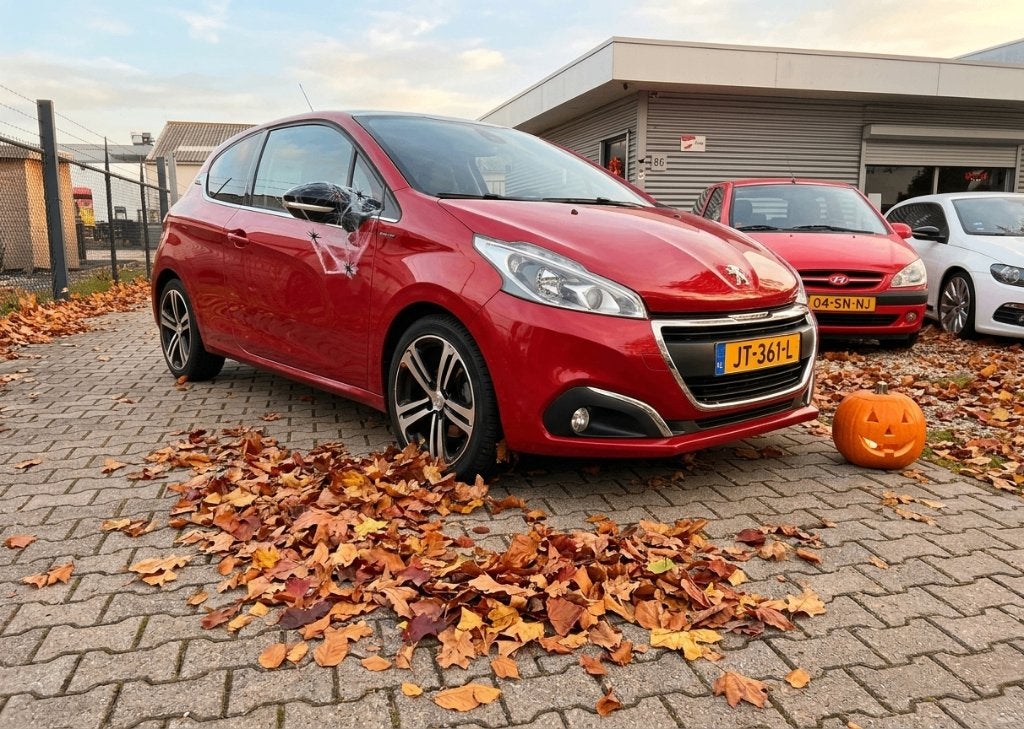 Peugeot 208 1.2 GT LINE Puretech 110pk 3D 2016 Rood LEER!!, Voorwielaandrijving, 40 €/maand, Zwart, 1199 cc