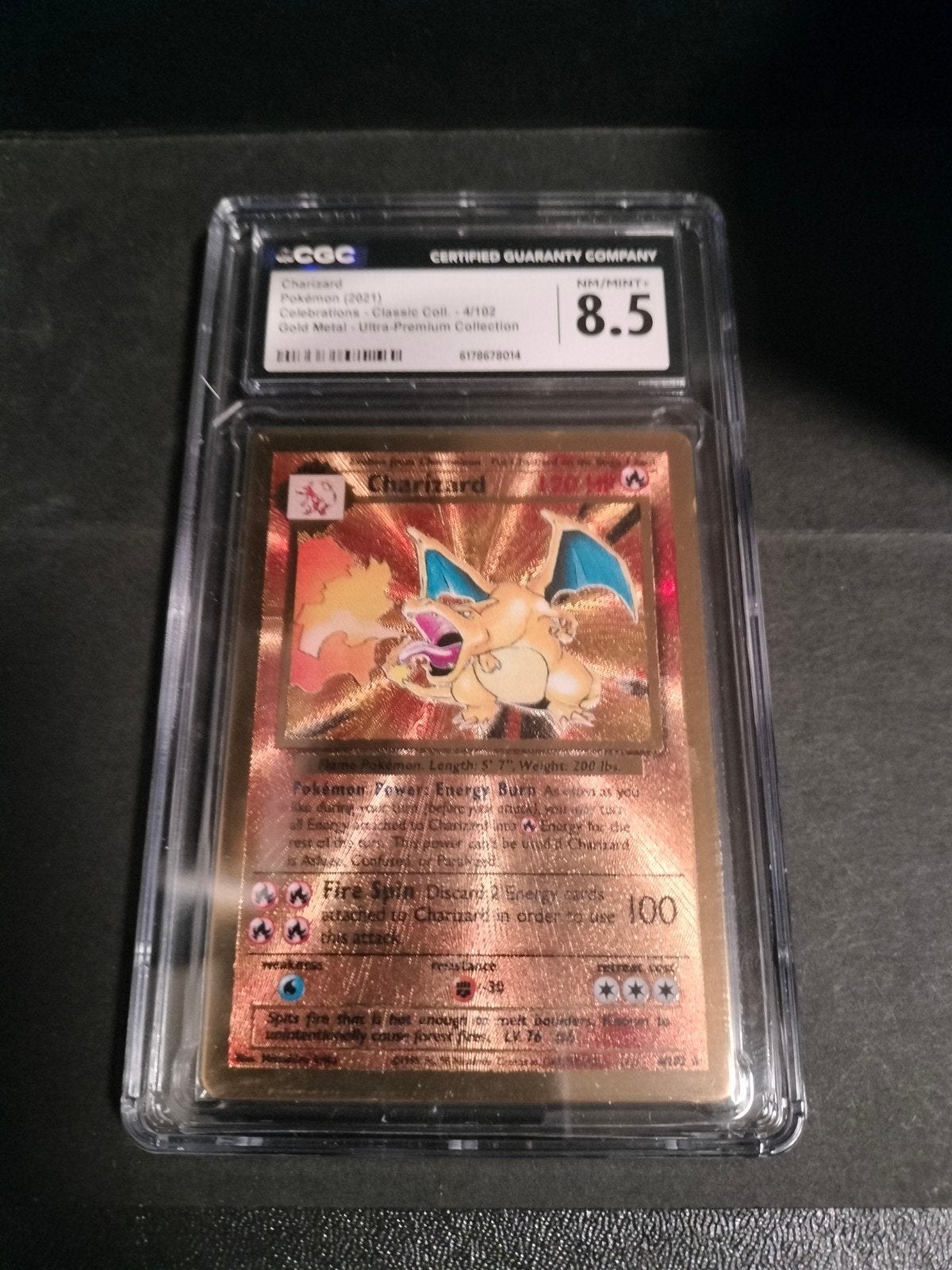 Zeldzame Graded Charizard Gold Metal 8.5 CGC Pokémon Kaart, Verzenden, Zo goed als nieuw, Losse kaart, Foil
