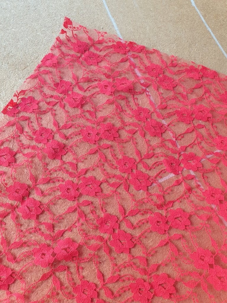 Hele mooie rode kant. 1.40 breed. 12.5 meter, Hobby en Vrije tijd, Stoffen en Lappen, 120 cm of meer, Ophalen of Verzenden, Kant