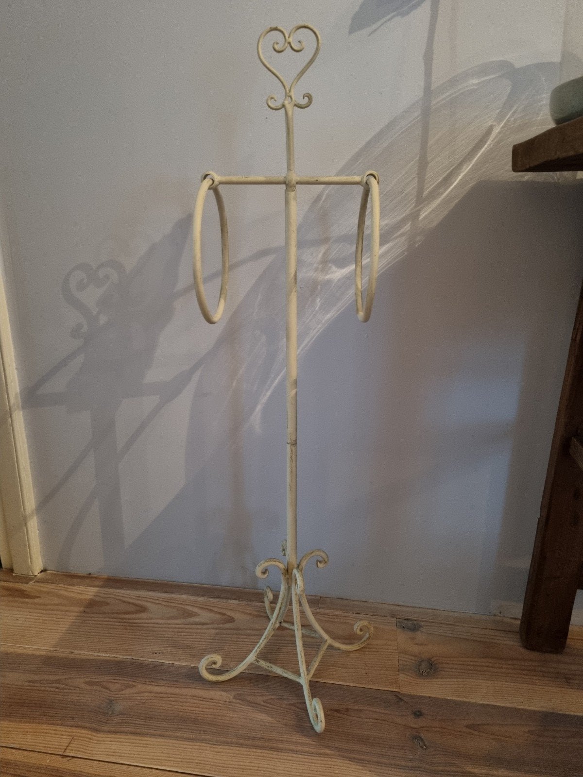 Vintage metal handdoekenrek met hartdetail, Ophalen, Vintage, Gebruikt, Beige
