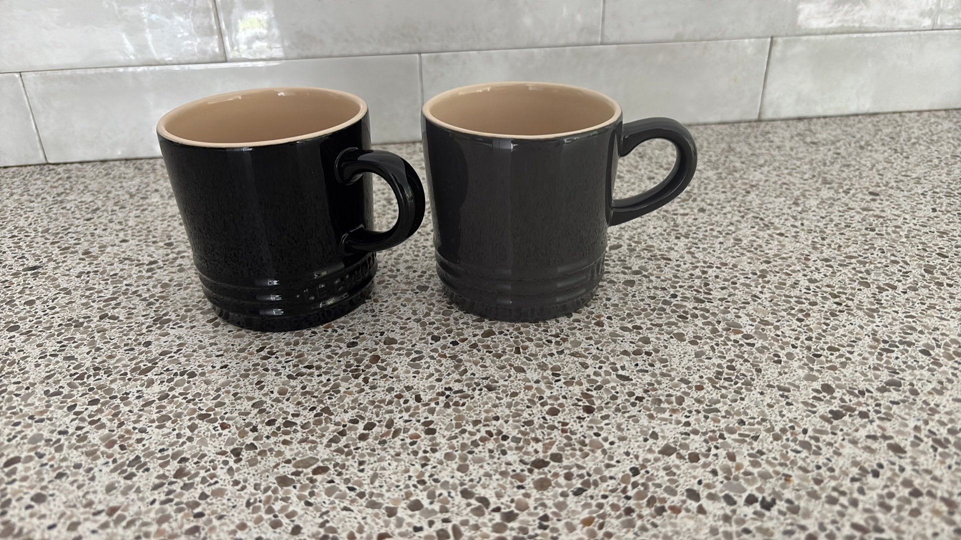 Zwarte en grijze Le Creuset mokken - 2x, Ophalen, Mok, Zo goed als nieuw, Overige stijlen