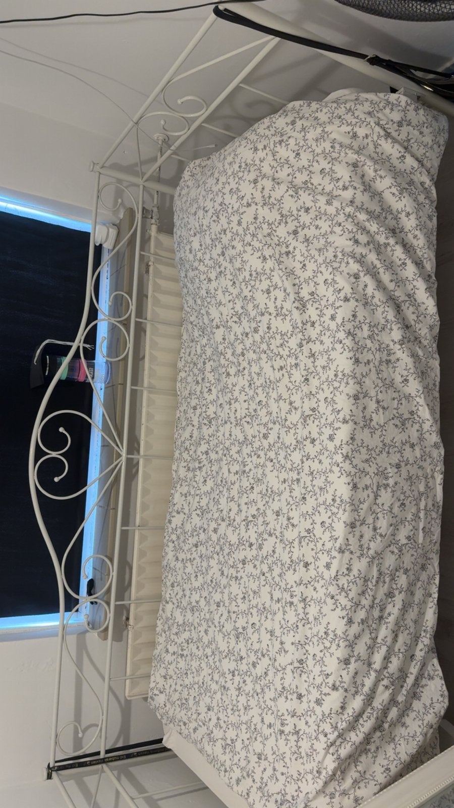2 witten  metalen eenpersoonsbed met sierlijke details, Ophalen, Gebruikt, 90 cm, Eenpersoons