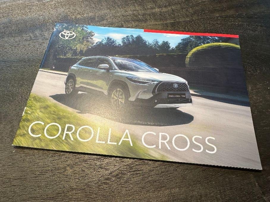 Toyota Corolla Cross dikkke folder uit 2022 nieuwstaat, Ophalen of Verzenden, Zo goed als nieuw, Toyota