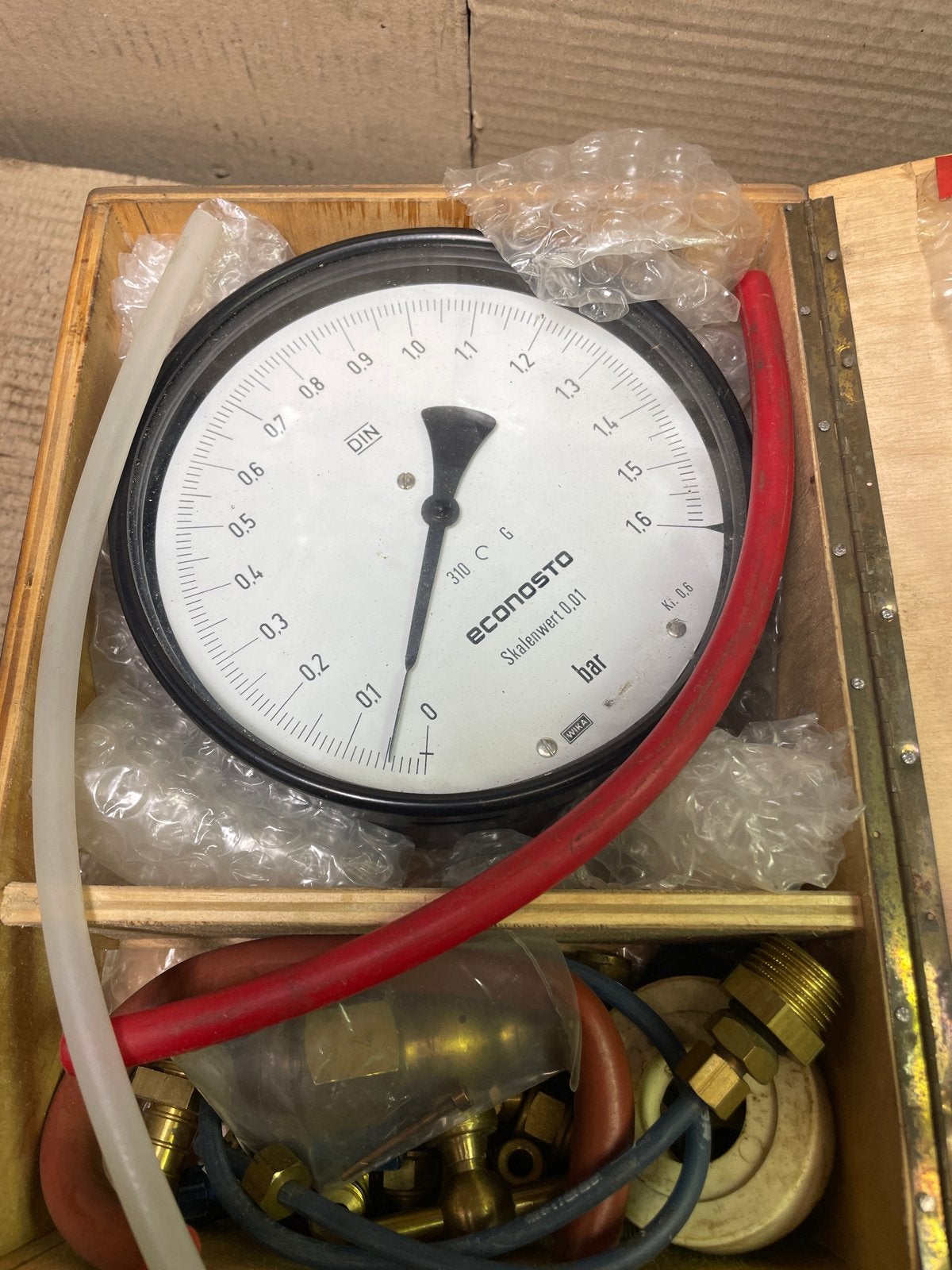 Econosto Manometer 0-1.6 bar met toebehoren in kist, Ophalen, Gebruikt