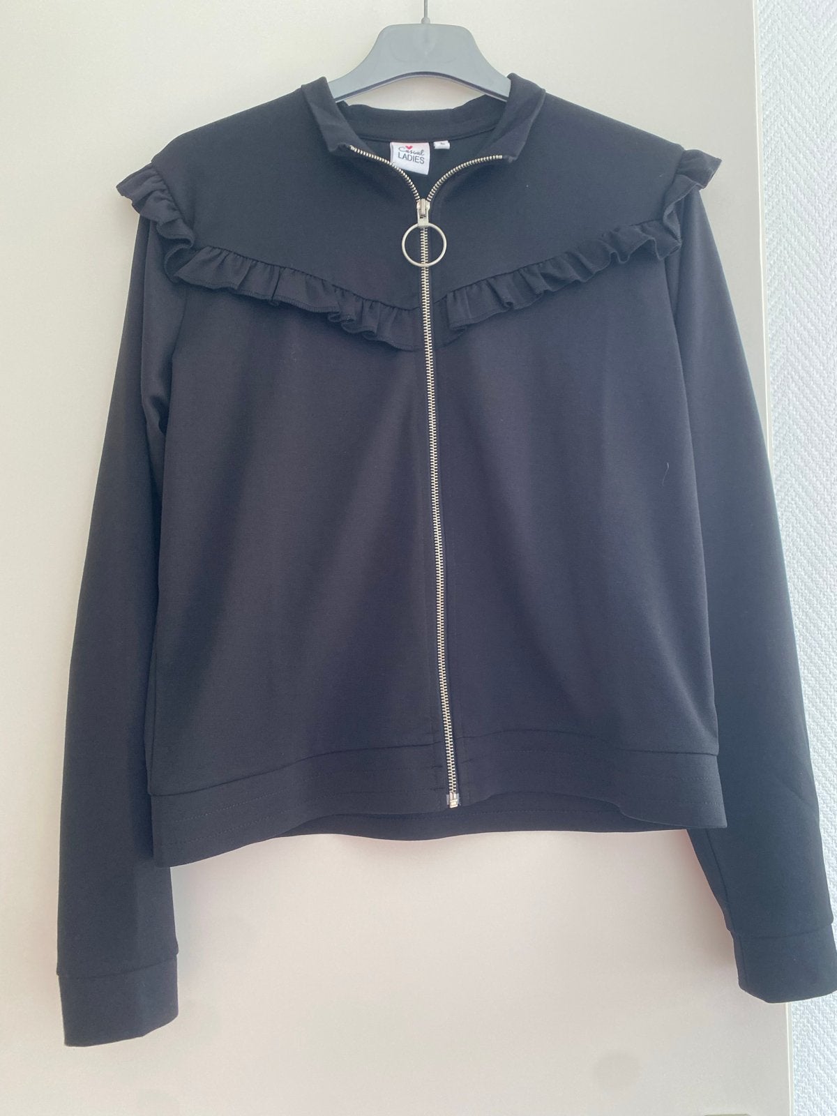 Zwart vest met ruffles en rits, Ophalen of Verzenden, Zo goed als nieuw, Maat 38/40 (M), Zwart