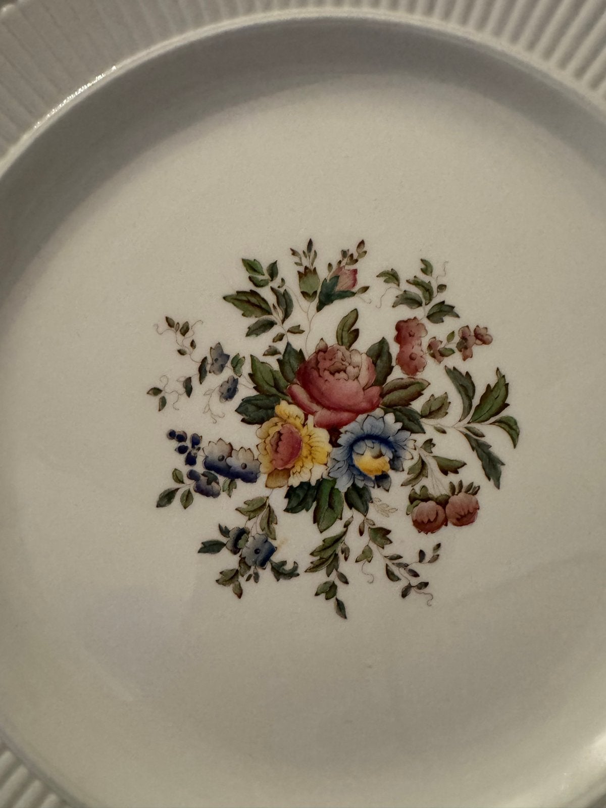 Groot Wedgewood Conway bord met bloemmotief, Antiek en Kunst, Antiek | Servies los, Ophalen of Verzenden