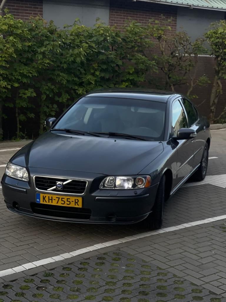 Volvo S60 2.4 170PK AUT 2008 Grijs, Auto's, Volvo, S60, 11 km/l, 75 €/maand, 2435 cc