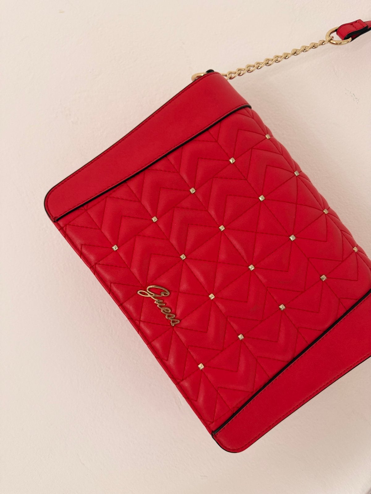 Guess rode schoudertas met studs, Ophalen of Verzenden, Zo goed als nieuw, Rood, Schoudertasje