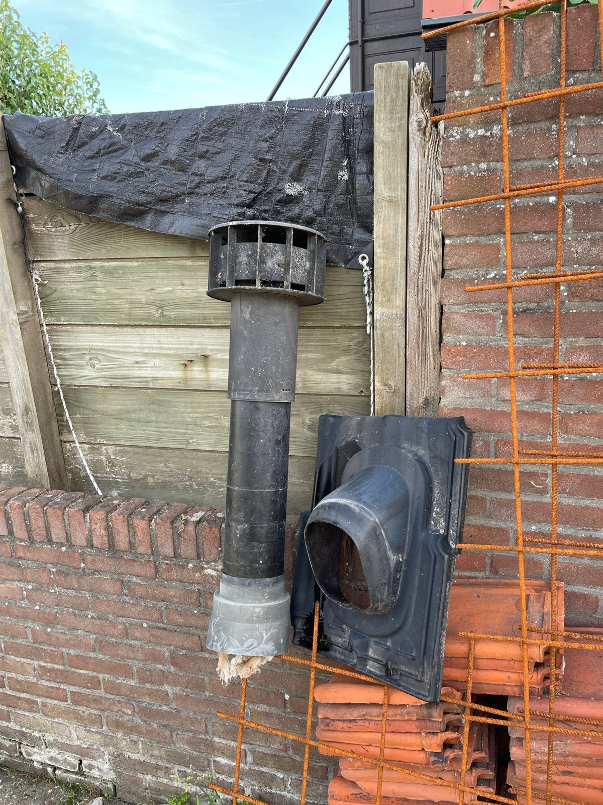 Dakdoorvoer en dakpan voor ventilatie, Doe-het-zelf en Verbouw, Ophalen, Kunststof, Gebruikt, Zwart