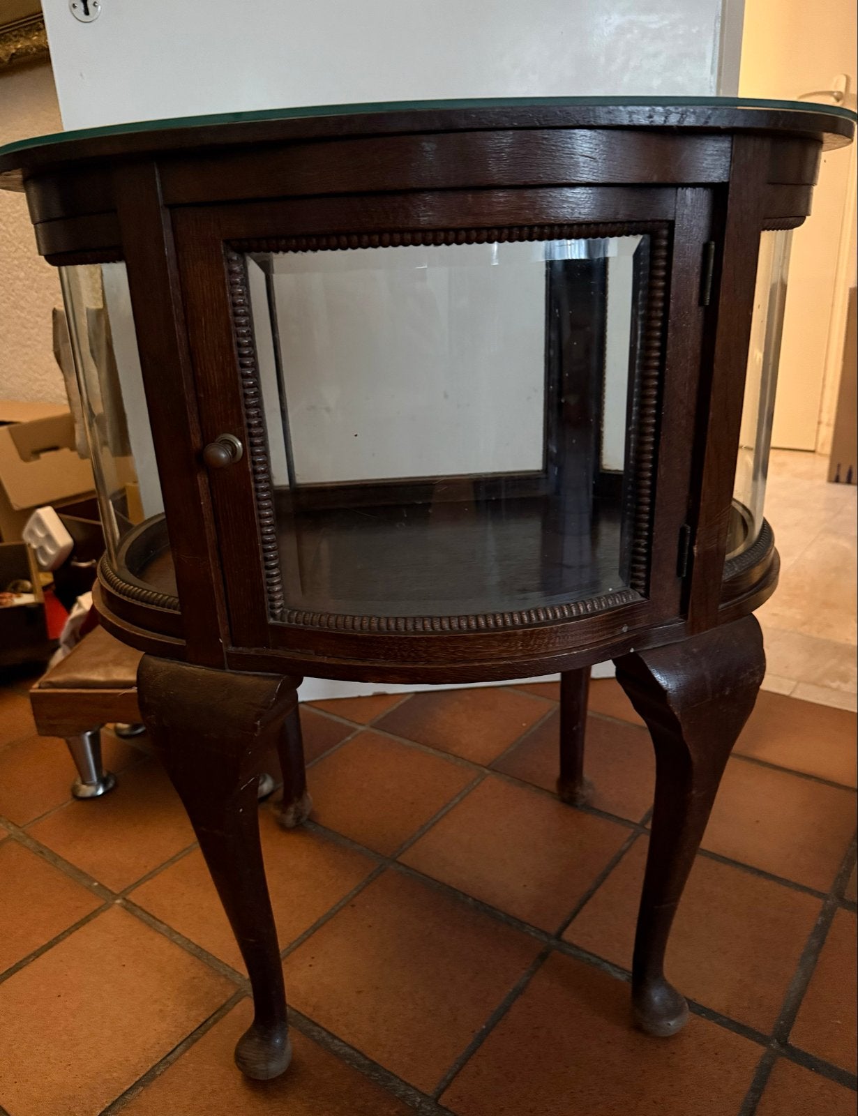 Antieke vitrinekast met gebogen glas en houten poten, Ophalen