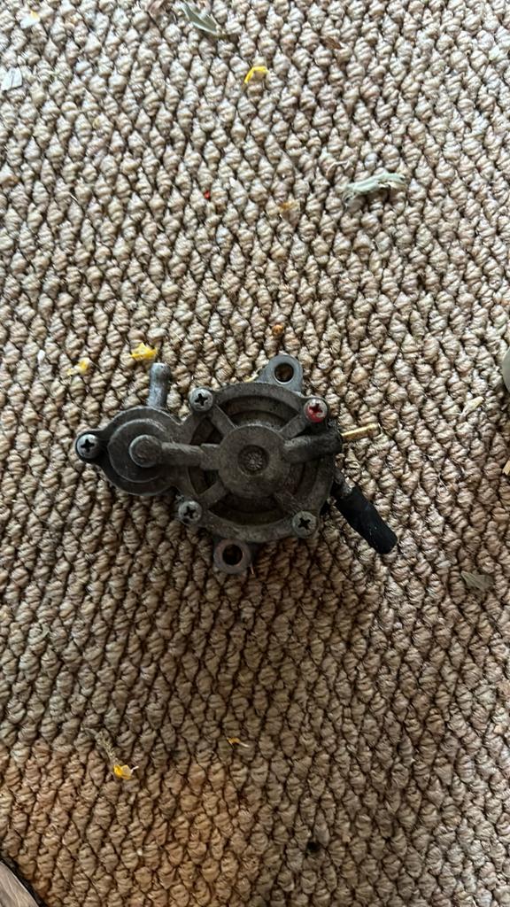 Brandstofpomp peugeot scooters universeel, Sieraden, Tassen en Uiterlijk, Ophalen of Verzenden, Zo goed als nieuw, Overige materialen
